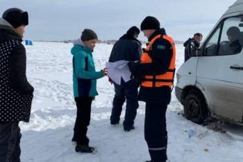 Фотография к новости: Рыбак чуть не провалился под лёд вместе с микроавтобусом на Капшагайском водохранилище
