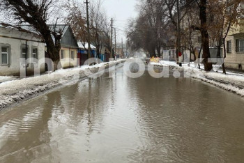 Фотография к новости: Уральск утопает в талых водах