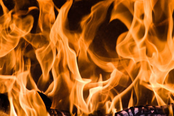 Фотография к новости: Четырёхлетнего ребёнка спасли из горящей квартиры в Семее