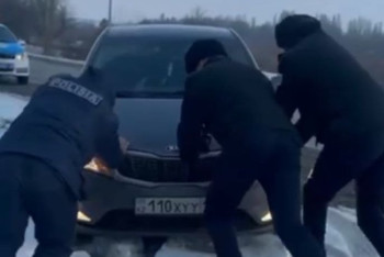 Фотография к новости: Полицейские продолжают спасать застрявших на трассе водителей