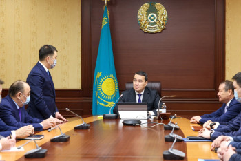 Фотография к новости: Алихан Смаилов представил коллективам пяти министерств новых руководителей