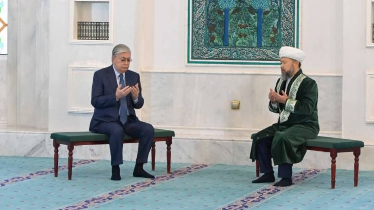 Токаев почтил память жертв январских событий в мечети