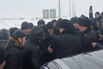 Фотография к новости: Водители окружили полицейских и требовали выпустить на закрытые трассы в Карагандинской области