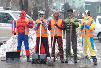 Фотография к новости: Супергерои вышли на уборку улиц Алматы от снега