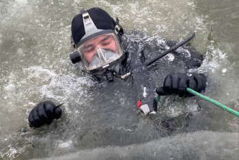 Фотография к новости: Провалившегося под лёд мужчину третьи сутки ищут в Атырау