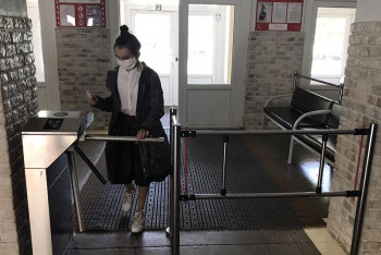 Фотография к новости: В школах Актау установили турникеты: вход для детей будет по пропускам