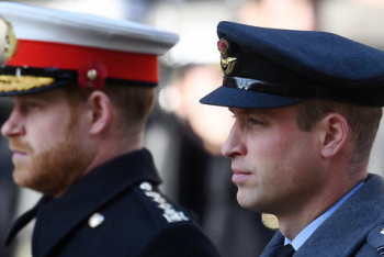 Фотография к новости: Принц Гарри рассказал, о чём шутил с братом на похоронах королевы Елизаветы II