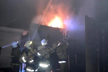 Фотография к новости: Пожарные ликвидировали возгорание на рынке в Алматы