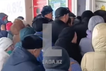 Фотография к новости: Жители Актау устроили давку из-за распродажи