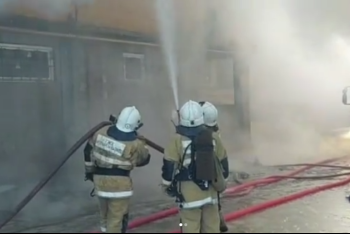 Фотография к новости: Крупный пожар тушат в доме напротив стадиона в Алматы