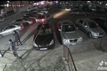 Фотография к новости: В Актау двое мужчин похитили несовершеннолетнюю девушку, затащив в автомобиль