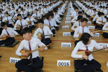 Фотография к новости: Самый масштабный урок домбры в попал в Книгу рекордов Гиннеса