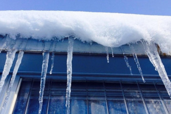 Фотография к новости: Жителей столицы предпредили об опасности снега и сосулек на крышах