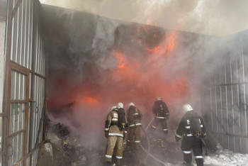 В Алматы горит склад возле барахолки