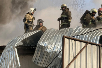 Фотография к новости: Пожар на складе в Алматы: более ста огнеборцев прибыли для тушения