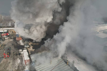 Фотография к новости: В Алматы выясняют причину пожара на складе возле барахолки