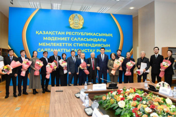 Фотография к новости: Ерлан Карин вручил госстипендии в области культуры