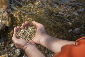Фотография к новости: В Бестобе нашли тела двоих добычиков золота