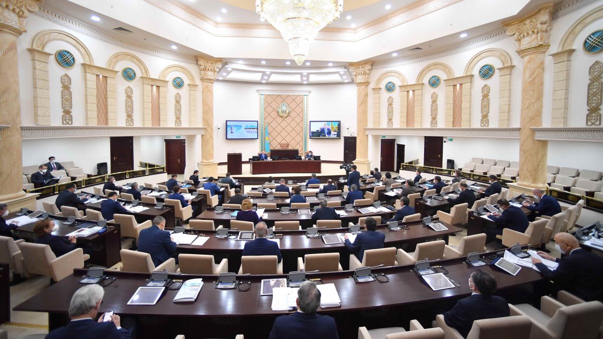 "Общество состоит не только из мужчин в возрасте" - политолог о кандидатах в Сенат