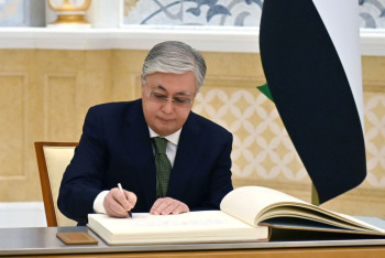 Фотография к новости: Токаев оставил запись в книге почётных гостей ОАЭ