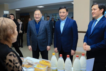 Фотография к новости: Повышение доходов, строительство медцентров и школ: Алтай Кульгинов посетил Актюбинскую область