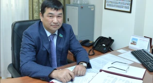 Поддержавшего Путина и вторжение России в Украину мажилисмена Азамата Абильдаева исключили из партии &quot;Ақ жол&quot;