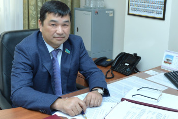 Фотография к новости: Поддержавшего Путина и вторжение России в Украину мажилисмена Азамата Абильдаева исключили из партии "Ақ жол"