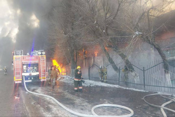 Фотография к новости: Пожарный пострадал при тушении огня на рынке в Таразе