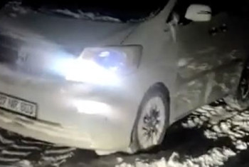 Фотография к новости: Полметра снега выпало в ВКО: дорожники на трассе спасли 14 человек