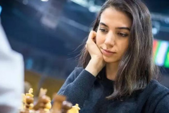 Фотография к новости: Иранская шахматистка впервые объяснила, зачем сняла хиджаб в Казахстане