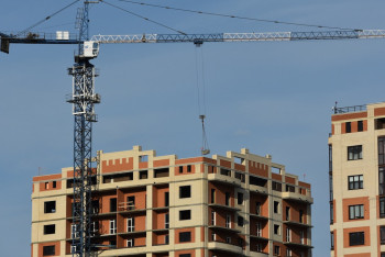 Фотография к новости: Застройщиков Казахстана хотят обязать сдавать ЖК с инфраструктурой для услуг связи