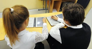 В Казахстане ограничат время использования планшетов в школах