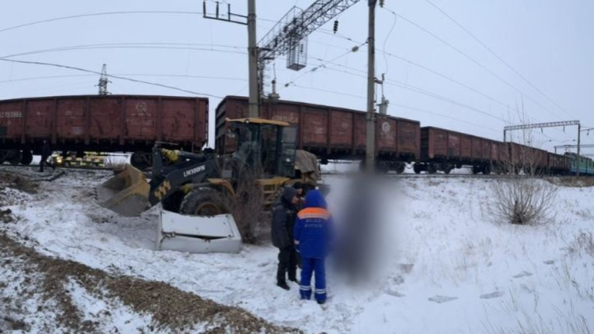 Водитель погрузчика погиб при столкновении с электровозом в Экибастузе