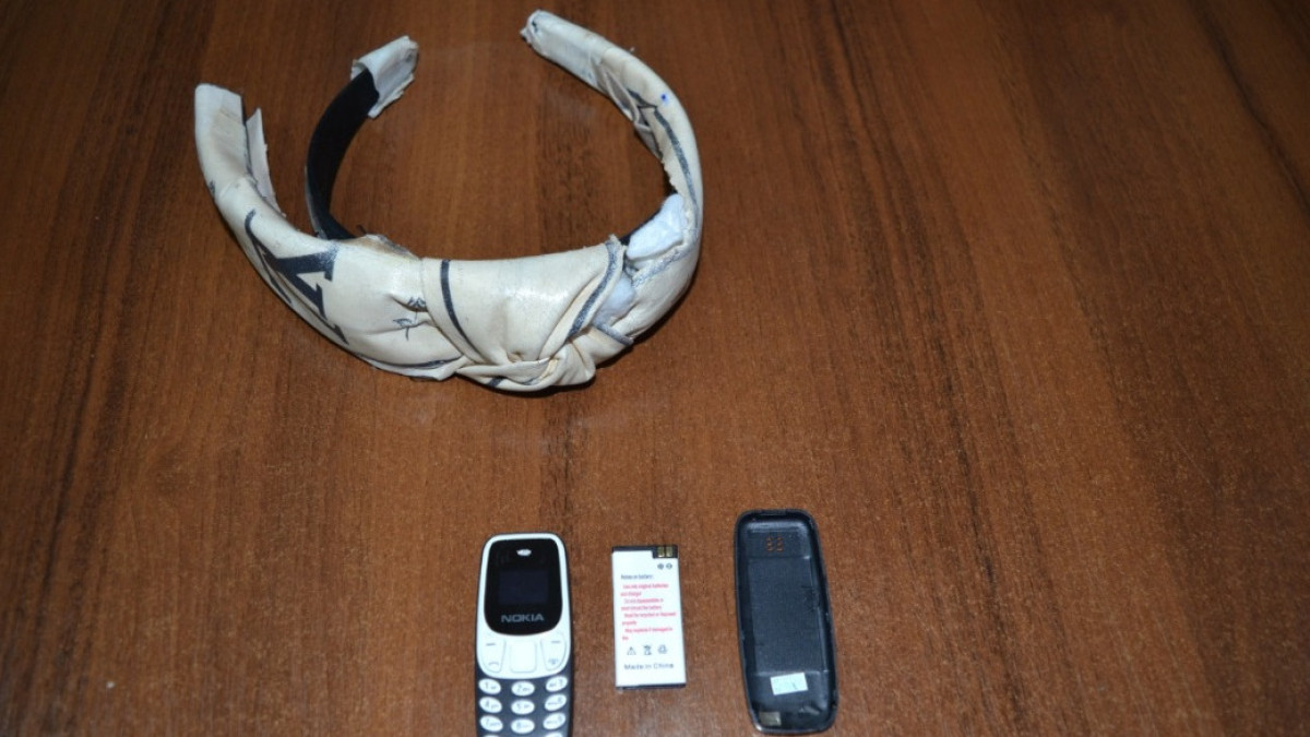 Адвоката могут лишить лицензии за попытку пронести телефон арестованному в СИЗО