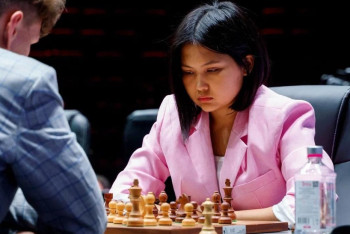 Фотография к новости: Бибисара Асаубаева победила сильнейшего гроссмейстера Сергея Карякина