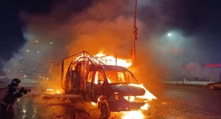 Из горящего микроавтобуса в столице госпитализирован водитель