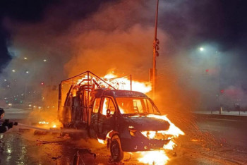 Фотография к новости: Из горящего микроавтобуса в столице госпитализирован водитель