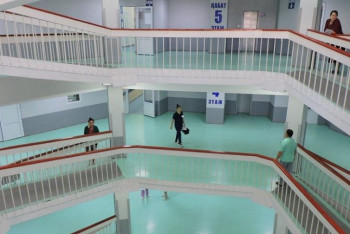 Фотография к новости: Диван скинули на голову прохожего: житель Актау ждёт операции