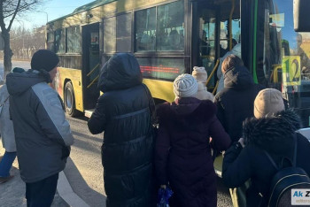 Фотография к новости: Взрослые "зайцы" прикидываются детьми в автобусах Атырау