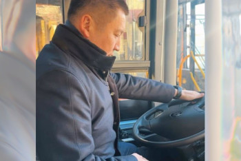 Фотография к новости: Аким Павлодарской области сел за руль нового автобуса