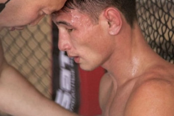 Боец из Казахстана потерпел поражение после семи побед подряд