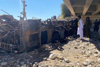 Фотография к новости: Автобус с пассажирами слетел с моста в Пакистане. Погибли более 40 человек