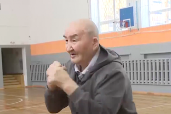 Фотография к новости: 77-летний тренер учит детей боксу в Шахане