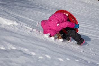 Фотография к новости: Тяжёлые травмы получила 16-летняя девочка, катаясь на горке в Уральске