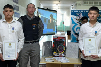 Фотография к новости: Школьников наградили за отвагу на пожаре в Караганде