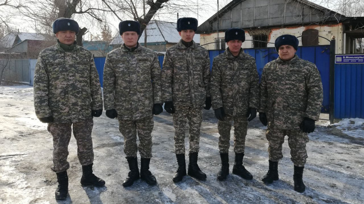Военные спасли из пожара семью в Уштобе