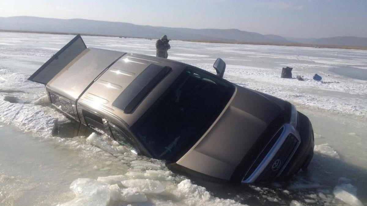 Машина провалилась под лёд на Капшагае