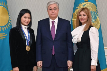 Фотография к новости: Токаев лично поздравил казахстанскую шахматистку Бибисару Асаубаеву