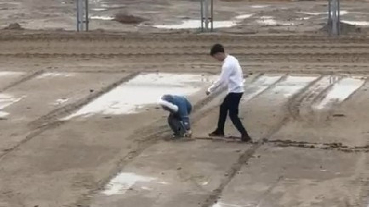 Спешила в уличный туалет - застрявшую в грязи школьницу пришлось спасать в Кызылординской области