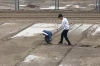 Фотография к новости: Спешила в уличный туалет - застрявшую в грязи школьницу пришлось спасать в Кызылординской области